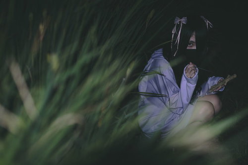 外で何をしているのか心配で見に行ったら藁人形を持つ地雷系女子