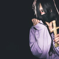 紫色のパーカーを着た地雷系女子と藁人形の呪いの写真
