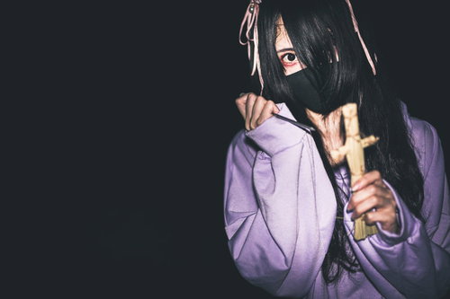 紫色のパーカーを着た地雷系女子と藁人形の呪い