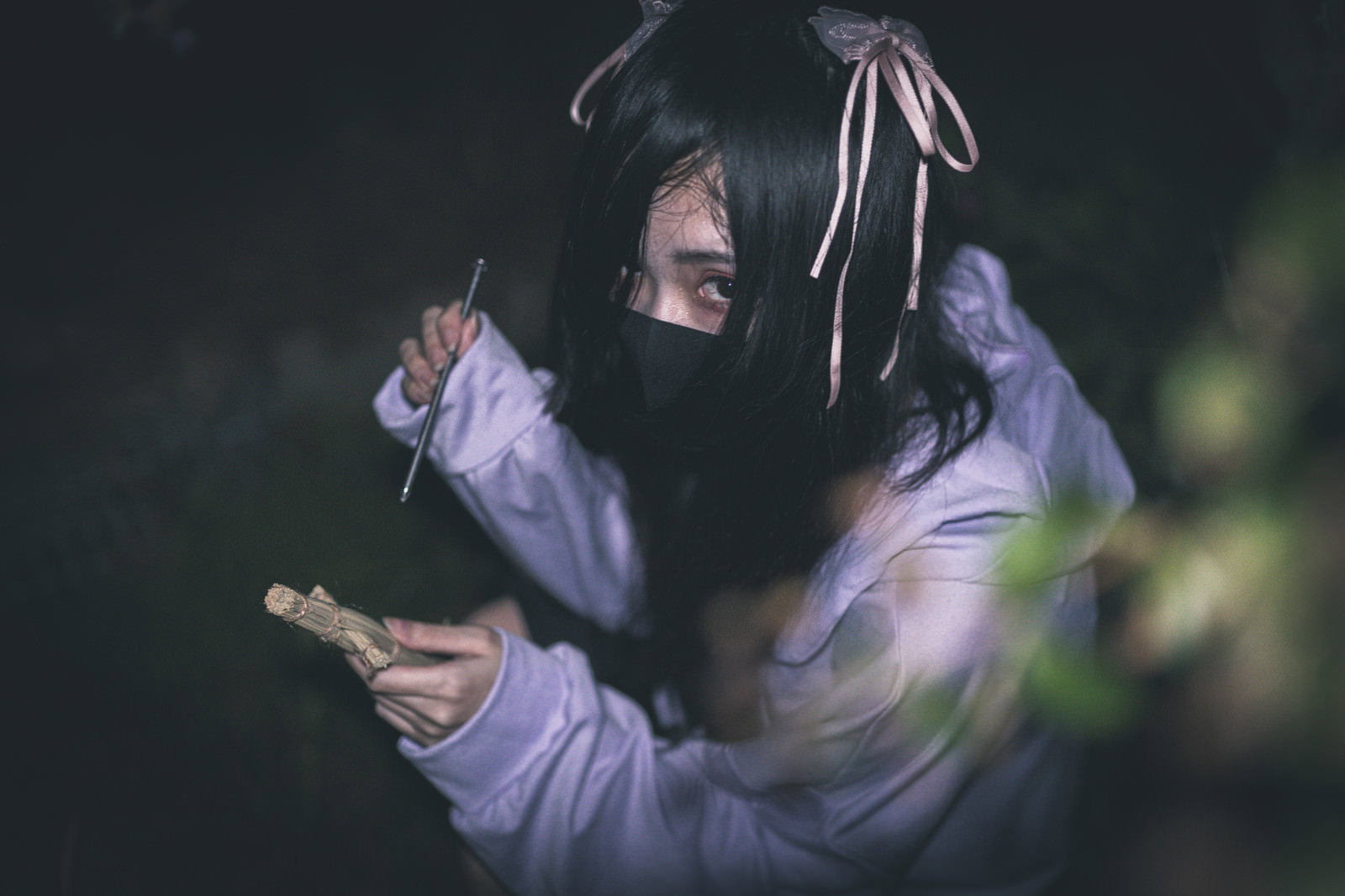 暗い背景で五寸釘と藁人形を持つ地雷系女子のホラー写真［モデル：緋真煉］