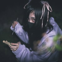 五寸釘と藁人形を持つ地雷系女子の呪っている場面に遭遇した瞬間の写真