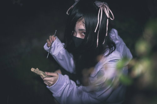 五寸釘と藁人形を持つ地雷系女子の呪っている場面に遭遇した瞬間