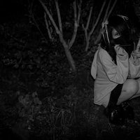 地雷系女子の呪っておくねハート、藁人形を抱えての写真