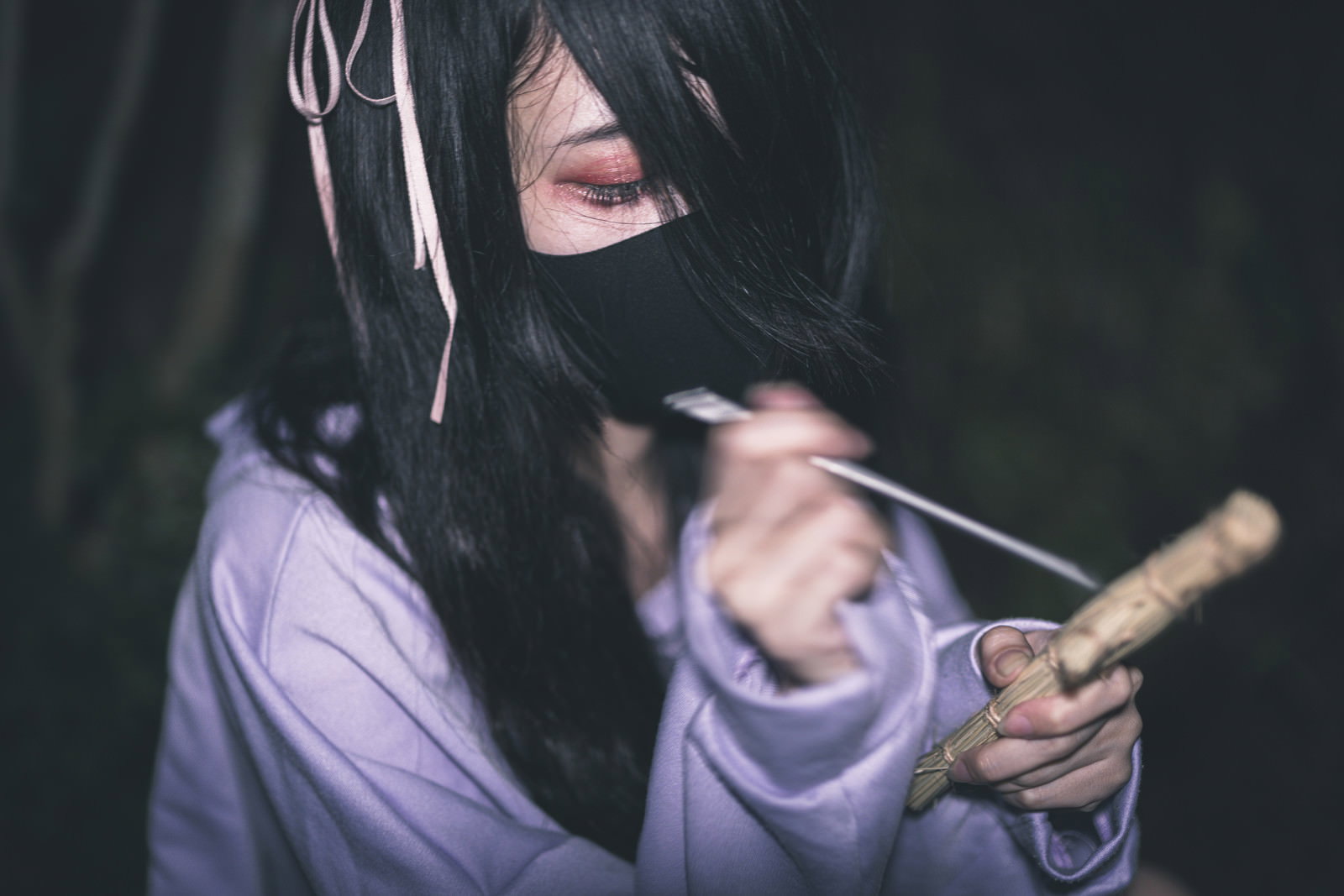 五寸釘を持つ長い黒髪の地雷系女子が暗い背景で呪いのポーズ［モデル：緋真煉］