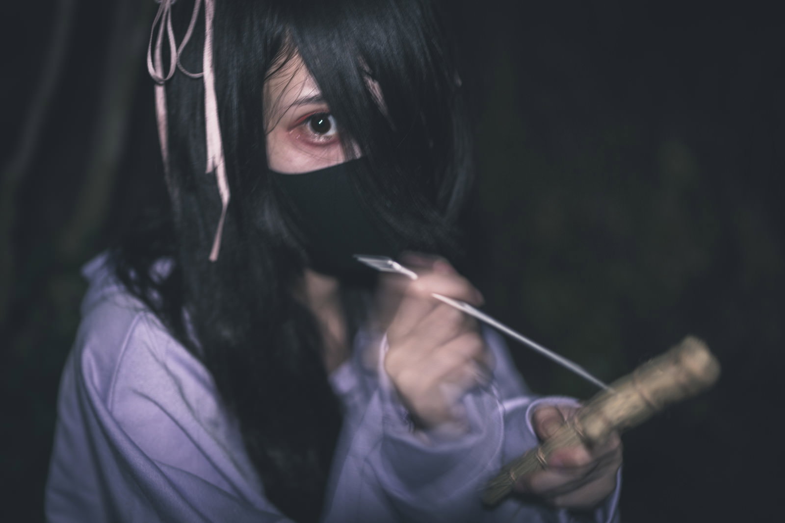 暗闇の中で藁人形と五寸釘を持つ地雷系女子［モデル：緋真煉］
