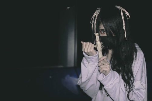 藁人形に五寸釘で怨念をこめる地雷系女子の呪い