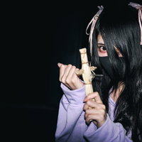 五寸釘が刺さった藁人形を握りしめた地雷系女子の写真