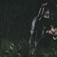 地雷系マスク女子が貞子のポーズで暗闇を這う不気味な写真の写真