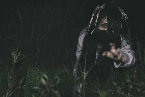 地雷系マスク女子が貞子のポーズで暗闇を這う不気味な写真