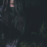 暗い山中で自撮りする地雷系女子の怨念と憂鬱の写真