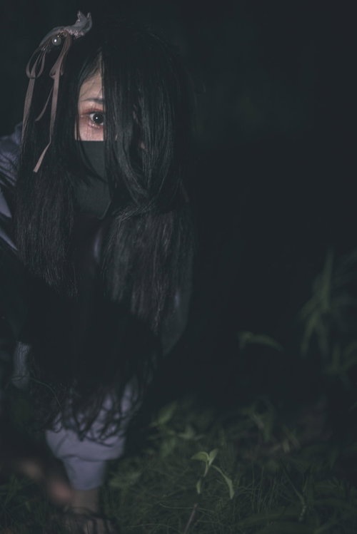 暗い山中で自撮りする地雷系女子の怨念と憂鬱