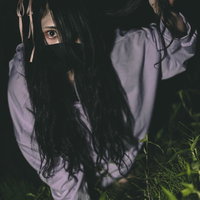 暗闇からマスク女子が這いずり出てきた恐怖シーンの写真