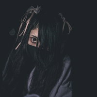 暗い背景で髪を覆う地雷系怨念女子のホラーの写真