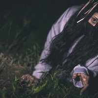 山中に迷い込んだ地雷系女子が這いながら移動するの写真