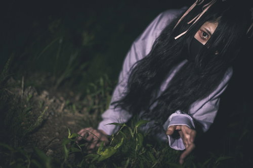 山中に迷い込んだ地雷系女子が這いながら移動する