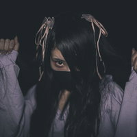 ツーサイドアップの地雷系女子の呪いのような表情の写真