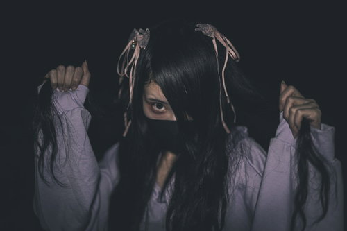 ツーサイドアップの地雷系女子の呪いのような表情