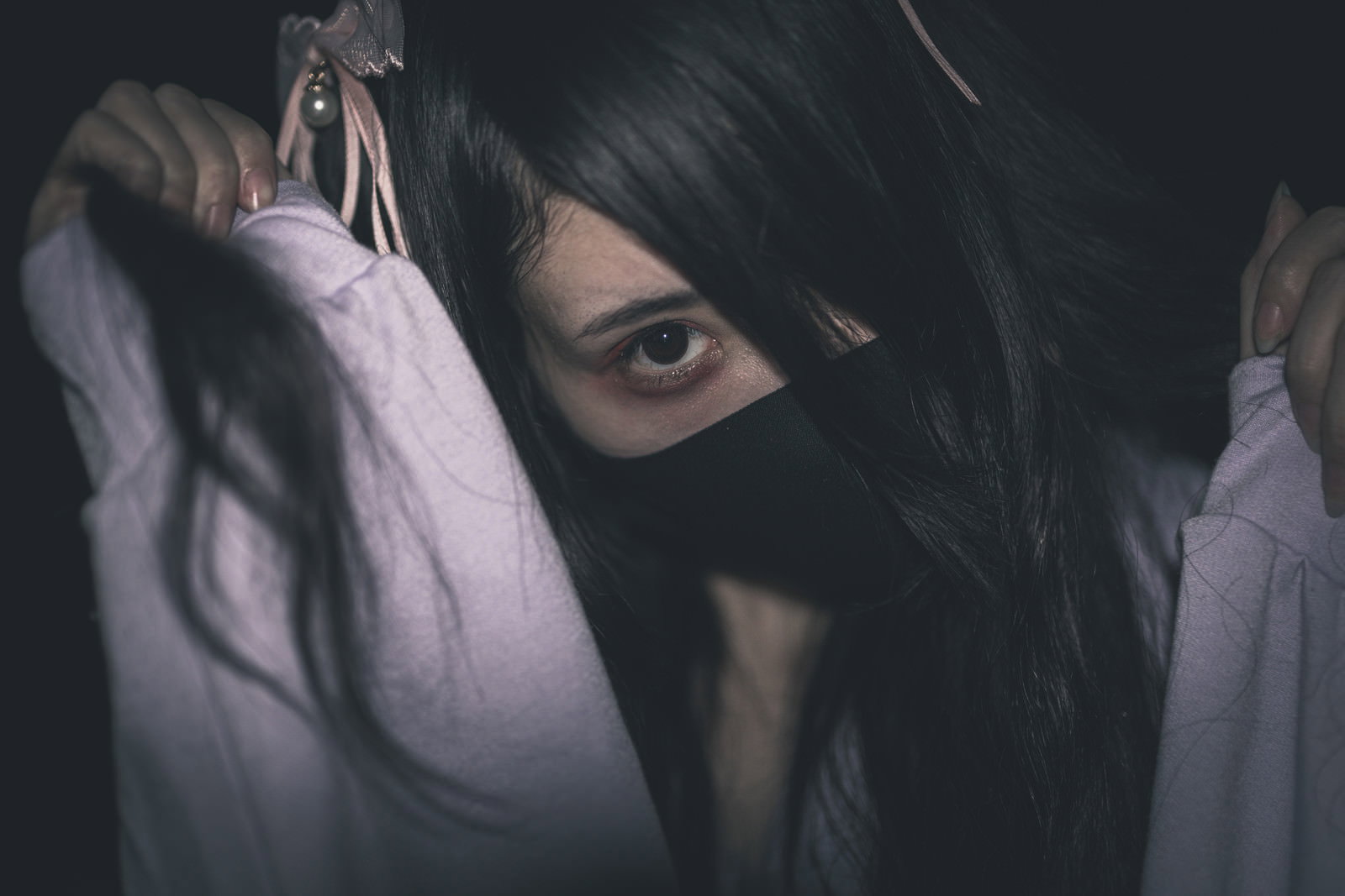 黒いマスクを着用し死んだ魚の目で凝視する地雷系女子［モデル：緋真煉］