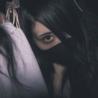 死んだ魚の目で凝視してくる地雷系女子のポートレートの写真