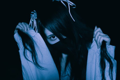 執拗に推しかけてくる女子が暗闇で握りしめる手