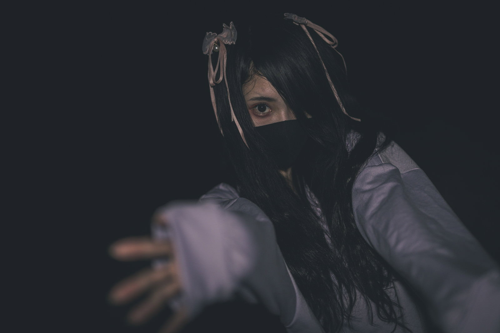 暗闇の中で死んだ目をして手招きする地雷系女子［モデル：緋真煉］