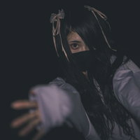 死んだ目で手招く地雷女子、暗がりで虚ろな表情の恐怖演出の写真