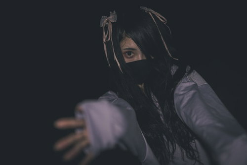 死んだ目で手招く地雷女子、暗がりで虚ろな表情の恐怖演出