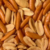 ばらけた柿の種とピーナッツの混合菓子の俯瞰の写真