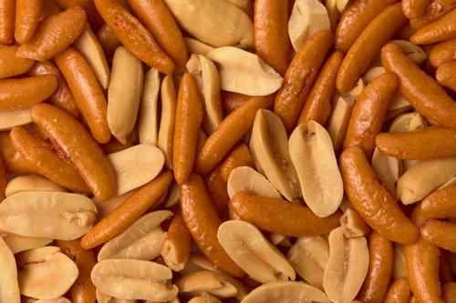 ばらけた柿の種とピーナッツの混合菓子の俯瞰