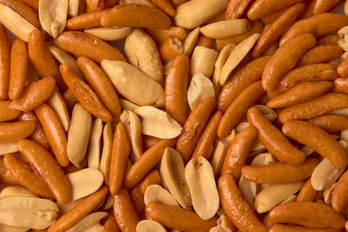 柿ピーのアップ - 満杯に詰まった柿の種とピーナッツの混合スナック