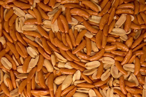 敷き詰めた柿の種とピーナッツの背景