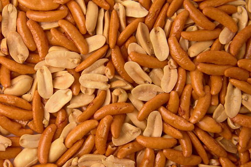 あられの中に隠れたピーナッツと柿の種のスナック菓子