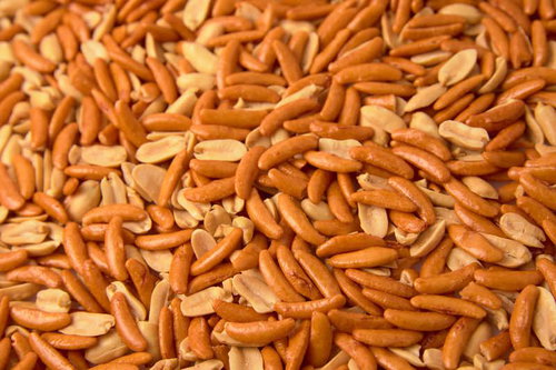 あられの中に見え隠れするピーナッツ