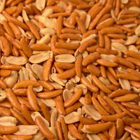 袋から出したばかりの柿の種とピーナッツの詰め合わせの写真