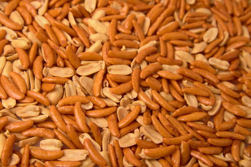 袋から出したばかりの柿の種とピーナッツの詰め合わせ