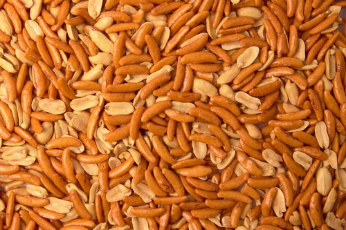 俯瞰して見た柿の種とピーナッツの詰め合わせ