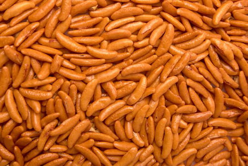 画面いっぱいに敷き詰められたあられのみ（柿の種）