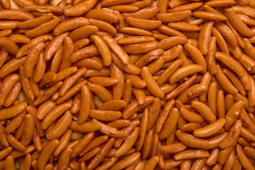 ピーナッツが見当たらない柿の種の詰まり。米菓とスナック菓子