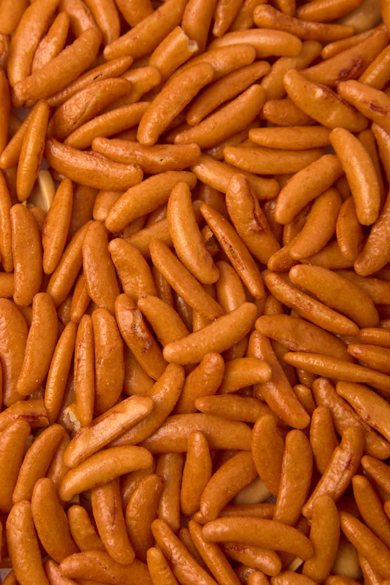 オレンジ色の柿の種が一面に敷き詰められている様子