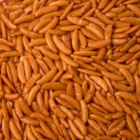 オレンジ色の柿の種（ピーナッツなし）の米菓の写真