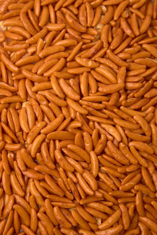 オレンジ色の柿の種（ピーナッツなし）の米菓