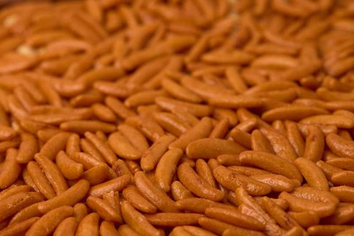 柿の種のあられ、オレンジ色の米菓、塩辛い味わい