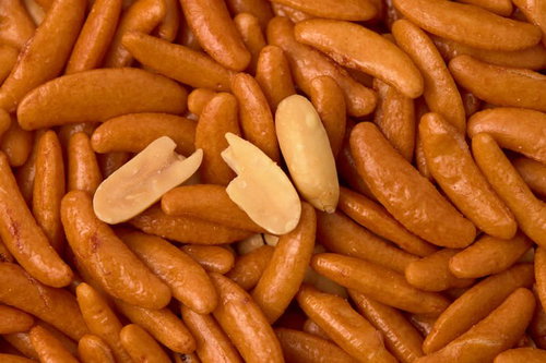 あられの上に並ぶピーナッツと柿の種のおつまみ