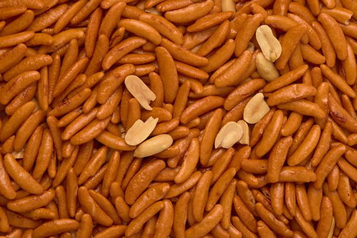 一面の柿の種とピーナッツ