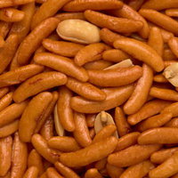 見え隠れするピーナッツと柿の種の詰め合わせの写真