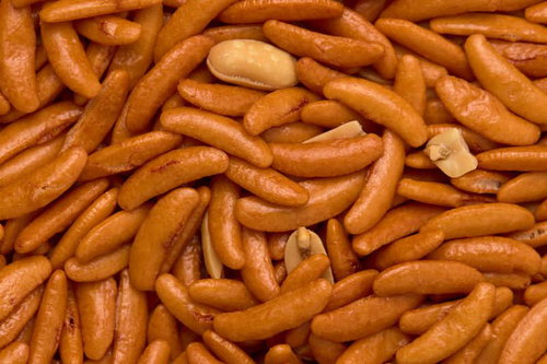 見え隠れするピーナッツと柿の種の詰め合わせ