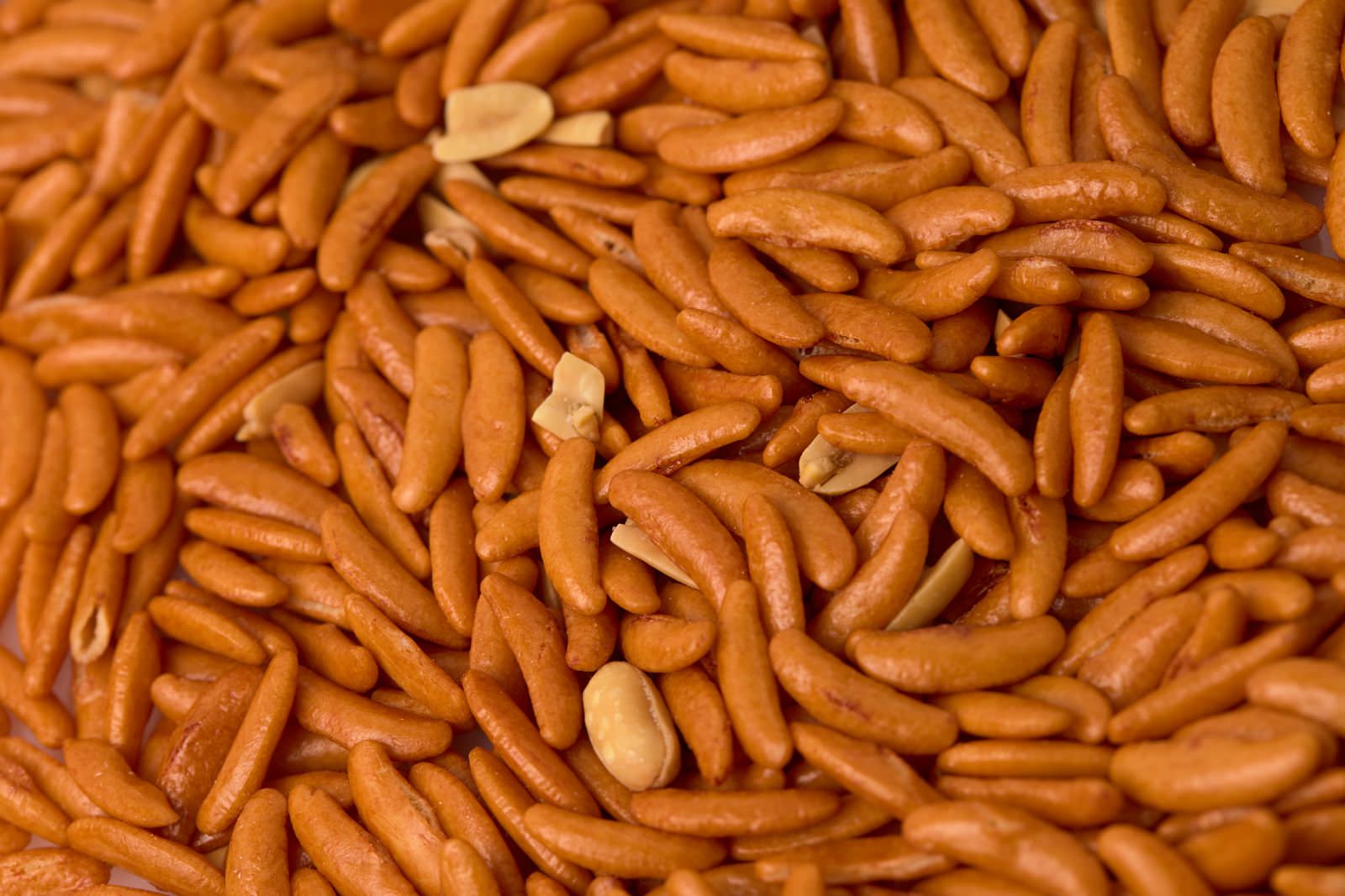 オレンジ色の柿の種が敷き詰められ、ピーナッツが少し混ざったスナック菓子