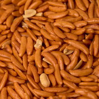 ピーナッツが見え隠れする柿の種あられのスナック菓子の写真