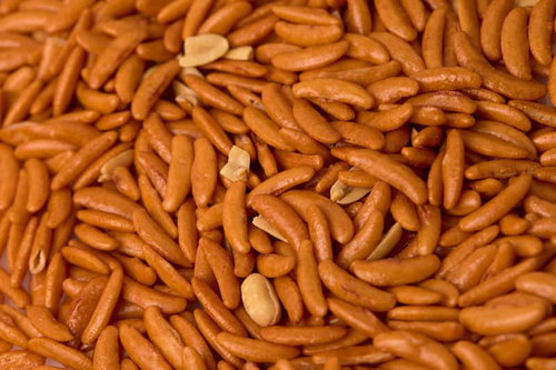 ピーナッツが見え隠れする柿の種あられのスナック菓子