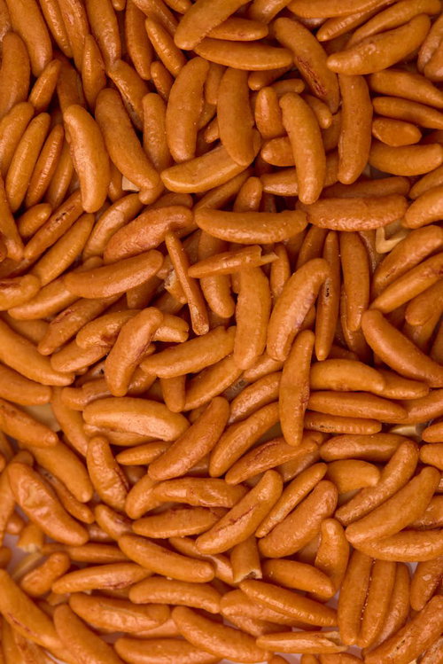 姿を隠すピーナッツ入りの柿の種、お手軽なおつまみスナック